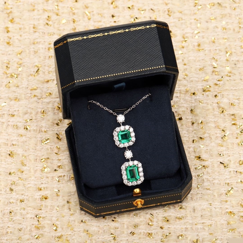 G*u*i necklaces